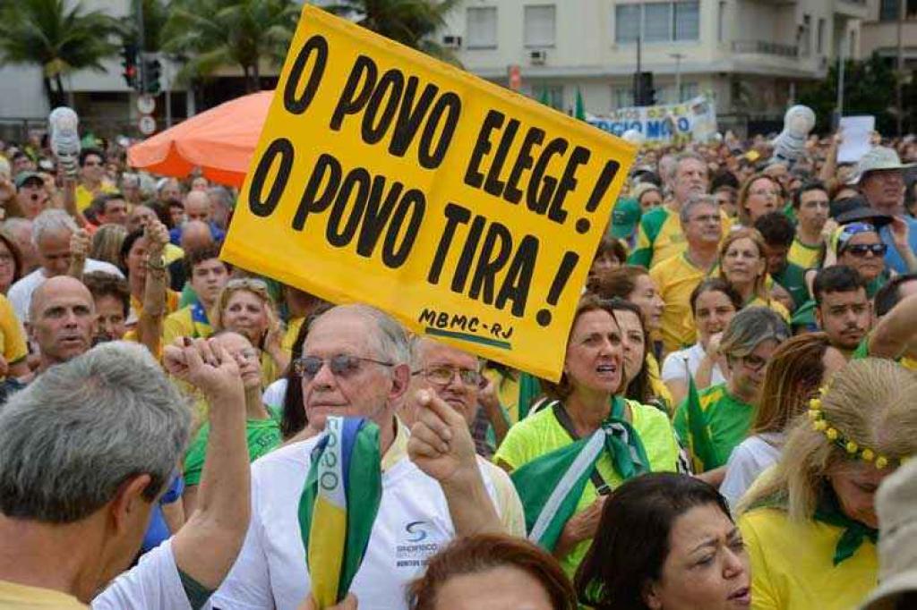 Resultado de imagem para manifestantes defendendo a lava jato