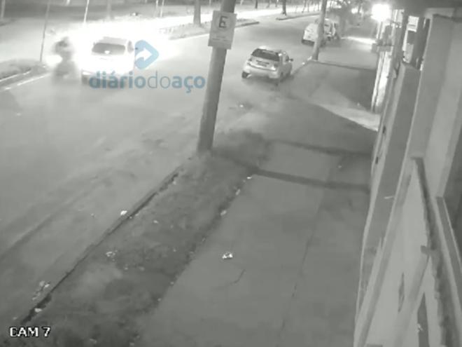 O momento que o motorista do Versa fecha o motociclista, causando a colisão