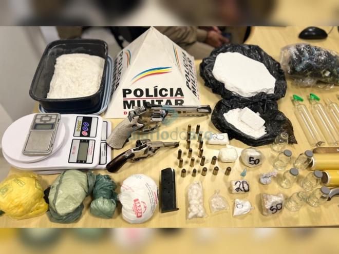 Todo o material apreendido no apartamento do traficante no bairro Caçula