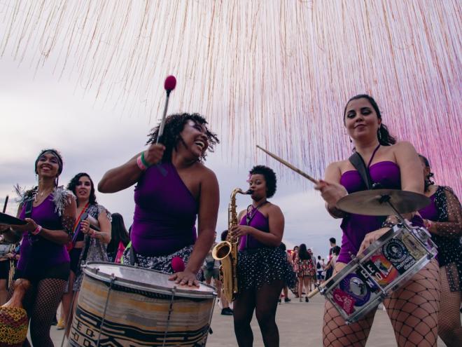 A fanfarra feminina Sagrada Profana exalta grandes ícones