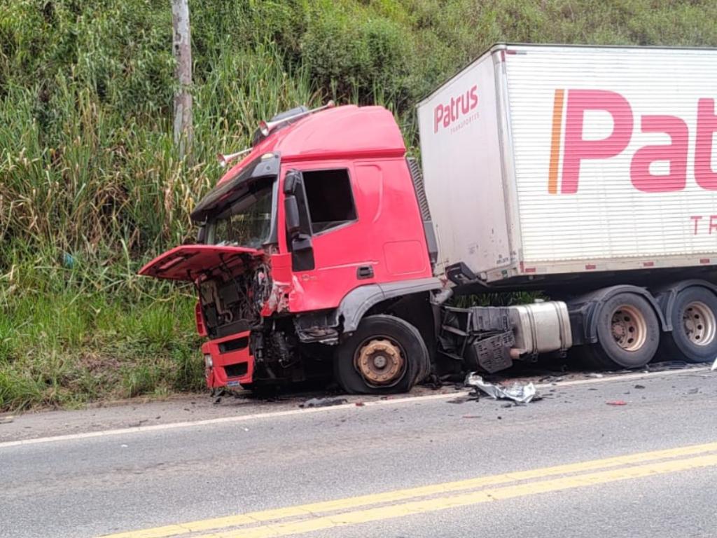 Sinistro envolveu, além do carro de passeio, esse caminhão que tracionava uma carreta baú articulada 