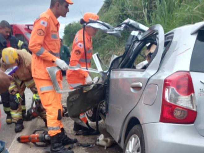 Equipes do Corpo de Bombeiros de Ipatinga atuam no local do acidente 