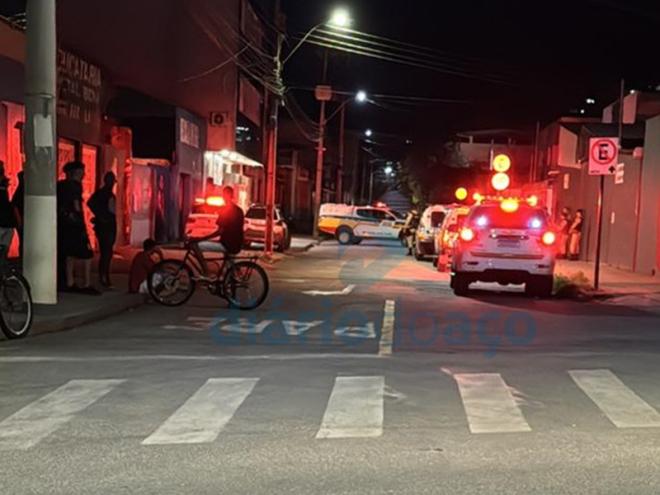 Equipes da PM cercam o local onde ocorreu a briga e as facadas na vítima