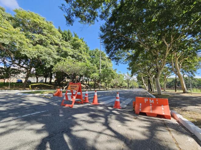 Toda a extensão da avenida Roberto Burle Marx, que margeia o Parque Ipanema, está com o trânsito interditado, em função da preparação das festividades do aniversário da cidade 