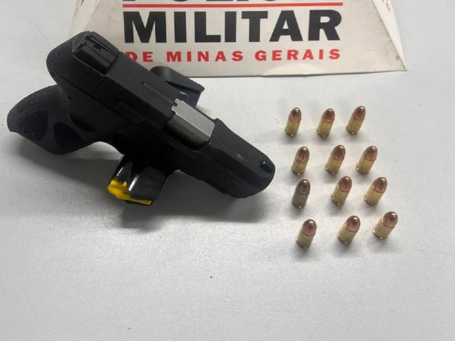 Embriagado dirigia um Corolla e portava essa Taurus 9mm, com 12 cartuchos intactos e com numeração suprimida