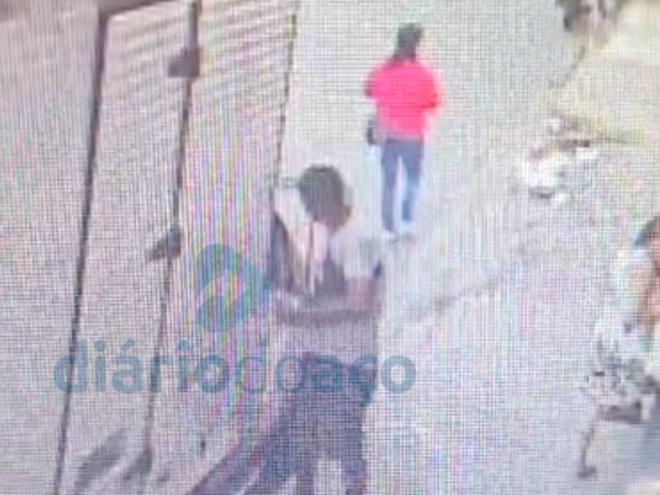 O momento que o autor pega os objetos no interior do caminhão no Centro de Ipatinga