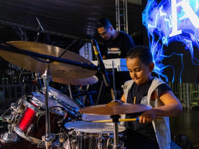 Primeira noite de shows musicais contou ainda com apresentações marcantes de talentos locais: a banda Tribo do Reino e Davi Baterista