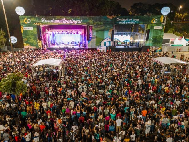 Uma multidão acompanhou a programação gospel da noite de sexta-feira, que abriu as atividades artísticas da celebração dos 60 anos do município