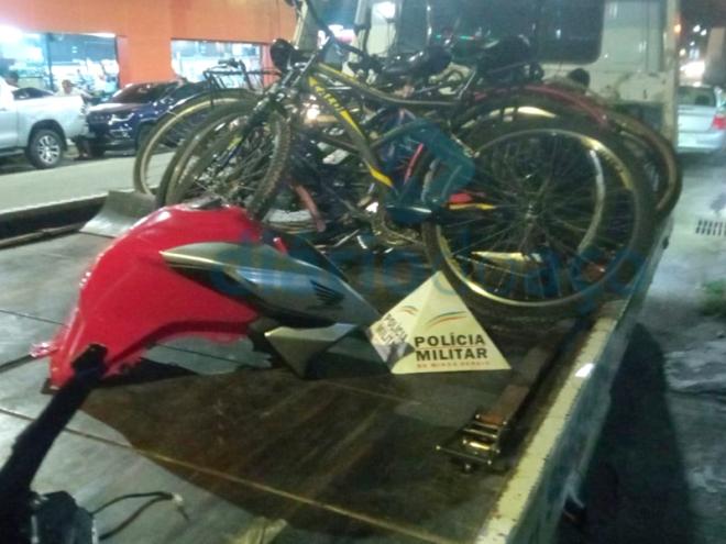 As bicicletas apreendidas e um tanque de motocicleta localizado também pelos policiais