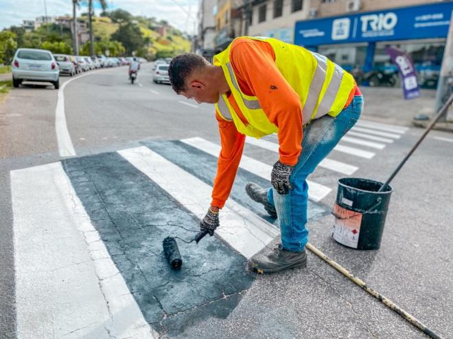 Os serviços incluem repinturas, implantação de novas faixas de pedestres e marcação de sinalização semafórica