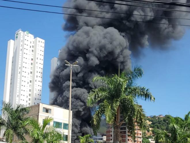 O incêndio ocorre em frente ao supermercado Coelho Diniz, no bairro Iguaçu