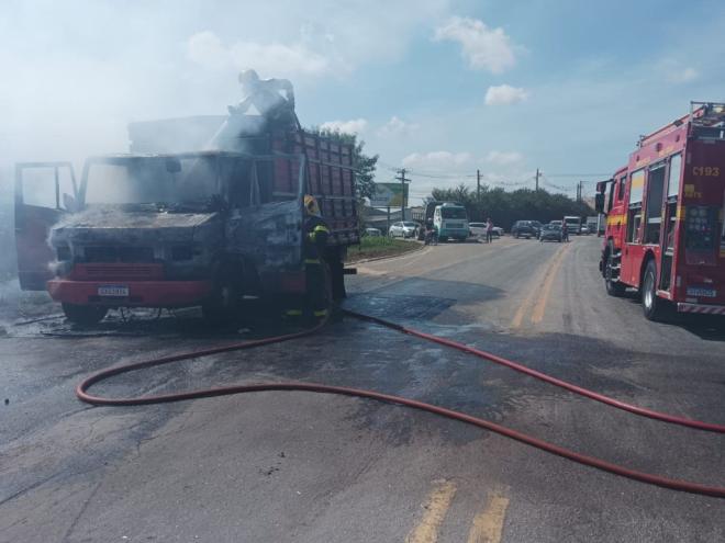 Fogo queimou toda a cabine e a carga de silagem ficou intacta