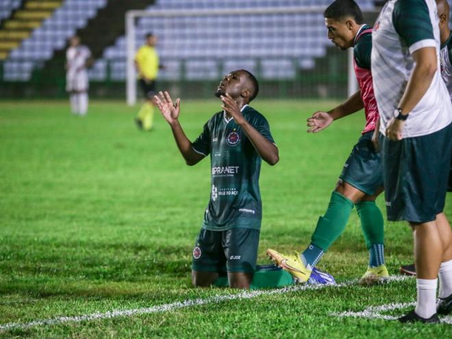 Douglas Andrade marcou os dois gols da vitória
