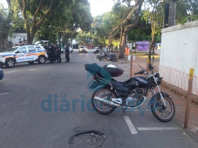 Motocicleta Suzuki estava atravessada em via pública, com o baú aberto 