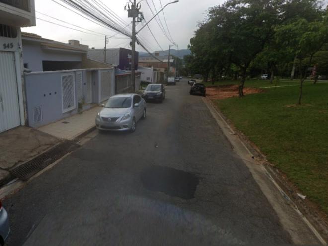 O ladrão desligou o padrão de energia para impedir a gravação das imagens da ação e foi flagrado por câmera na rua