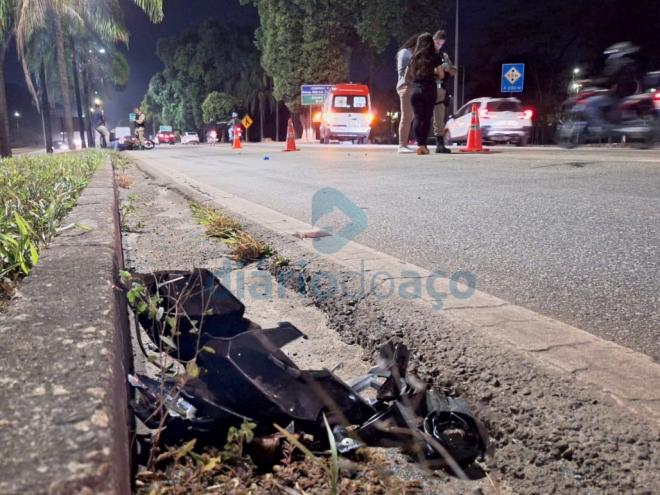 Pedaços da parte frontal da moto ficaram caídos na rodovia após o atropelamento
