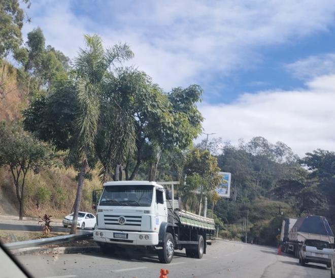 Motoristas que trafegam sentido Fabriciano precisam ter atenção redobrada