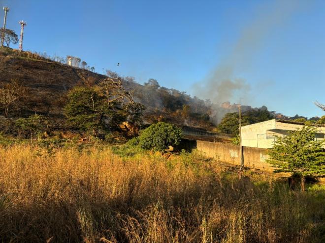 Mais uma vez, a encosta verde no bairro Ideal ardeu em chamas 