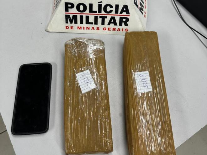 As duas barras de maconha, pesando no total mais de 2 quilos, estavam com o passageiro da moto