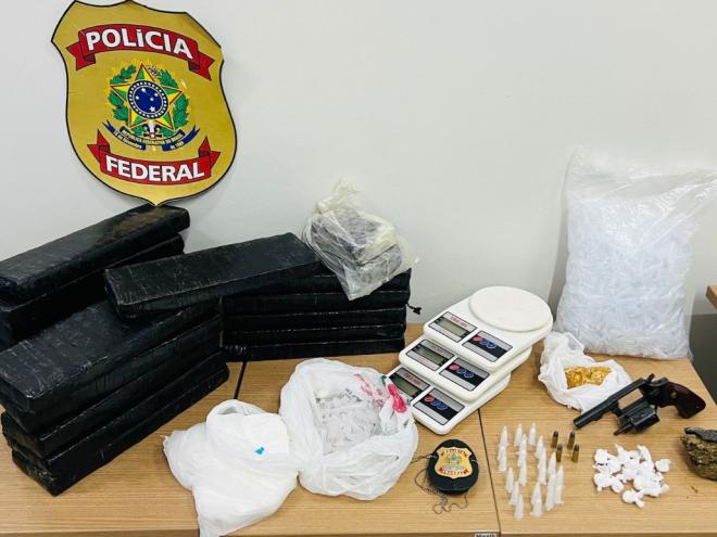 O material ilícito apreendido com o suspeito abordado pela Polícia Federal 
