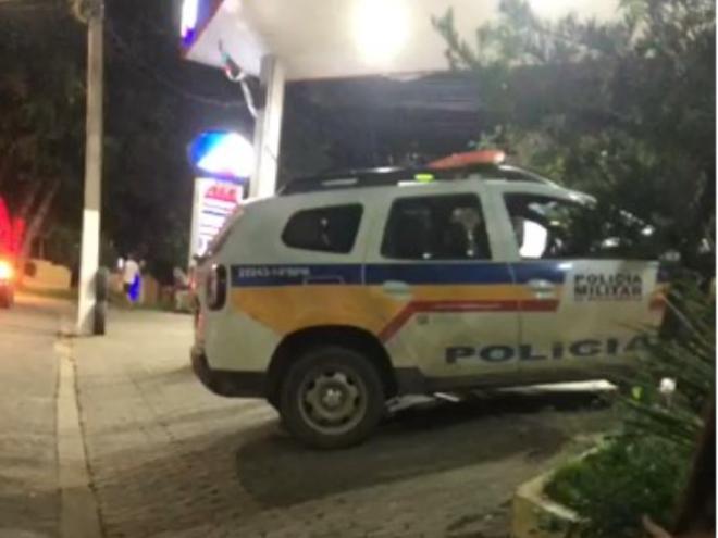 Quando chegou ao local indicado, a equipe policial encontrou dois adolescentes agredidos no meio do mato em um lote vago 