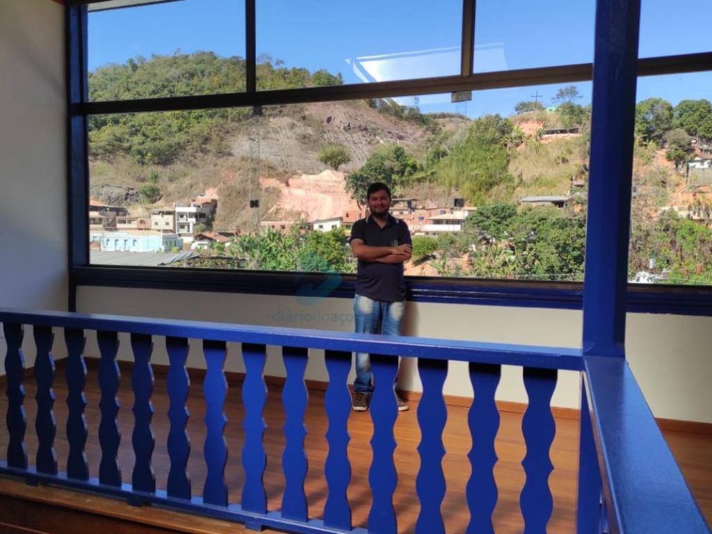 El historiador Hálesi Carvalho explica sobre el vidrio colocado donde antes no había pared para proteger el piso de madera