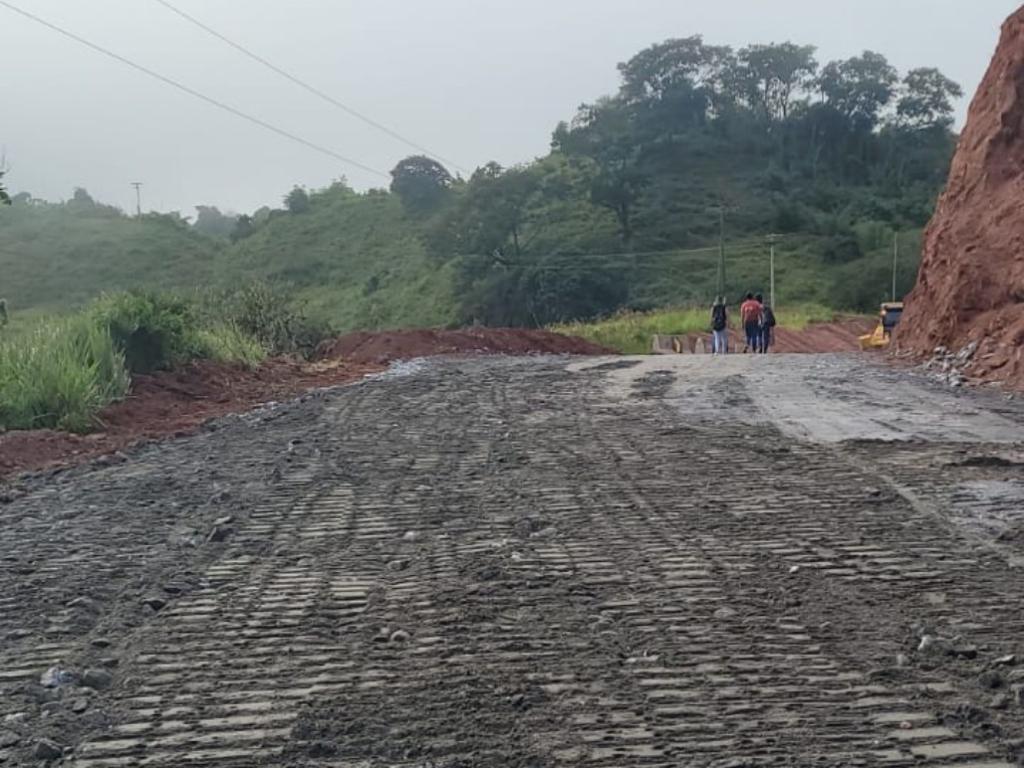 Camada de pedra foi coberta por brita, areia e pó de pedra e segundo construtora já suporta tráfego pesado 