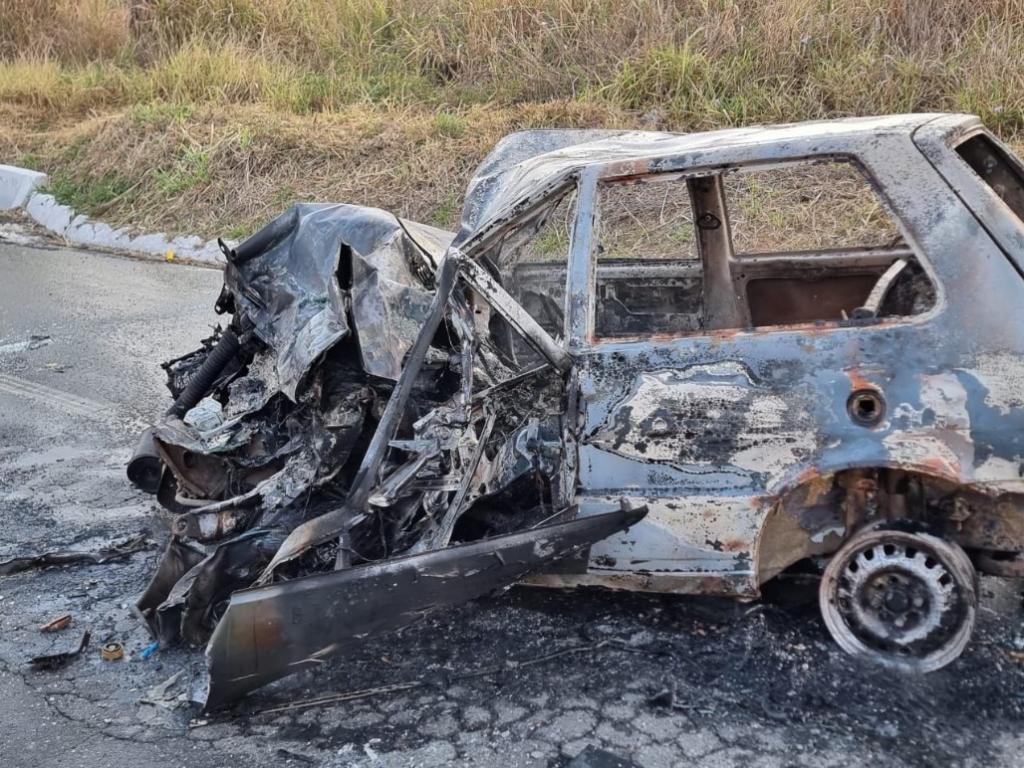 Quando os militares chegaram ao local do acidente já encontraram o veículo completamente queimado