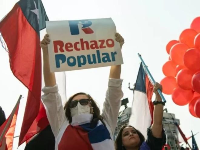 Chilenos rejeitaram, por ampla maioria, a proposta de nova constituição; governistas apontaram influência de notícias falsas acerca do texto