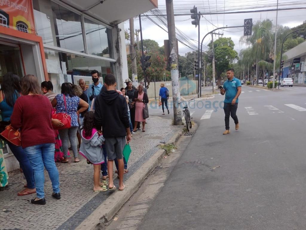 Nesta segunda-feira, podia-se ver marcas de sangue do ferido na avenida junto ao meio-fio