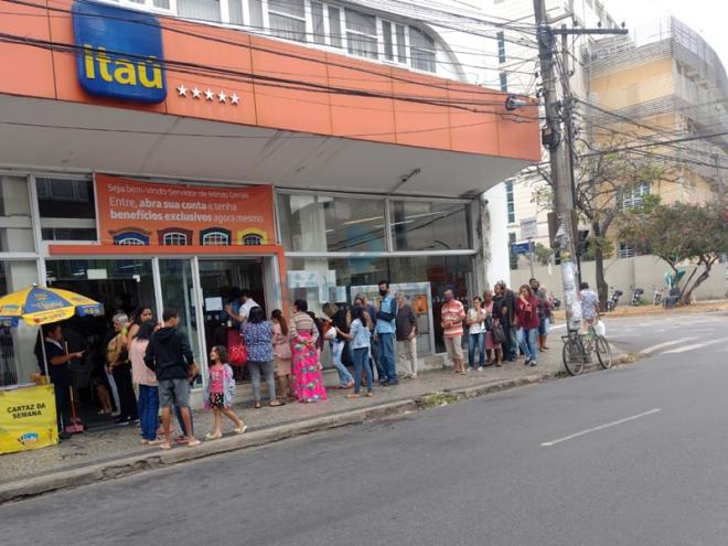 A vítima bateu a cabeça contra o ônibus em frente à esta agência bancária