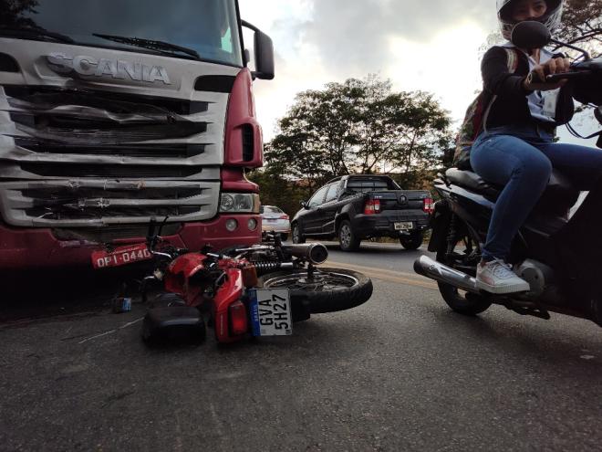 Condutor da moto invadiu a contramão de direção e motorista da Scania tentou frear para não passar por cima 