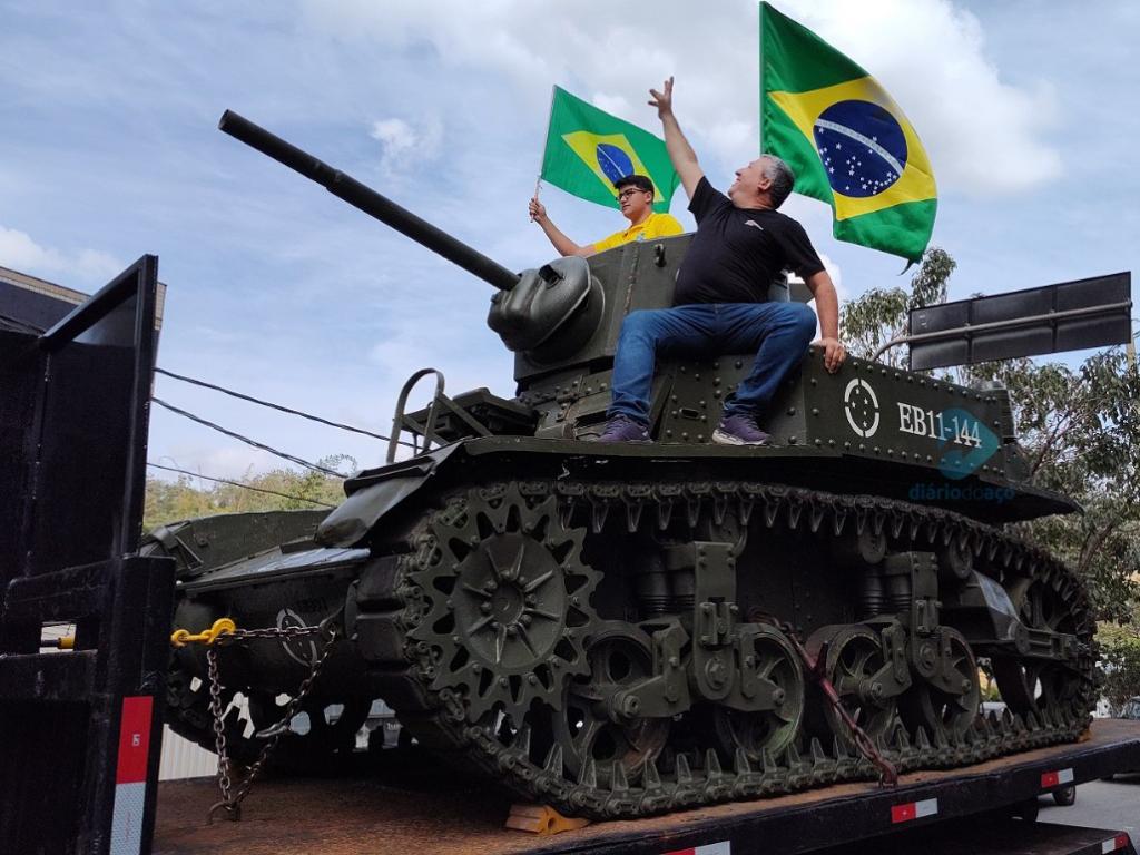 Um dos apoiadores levou para a carreata um tanque de guerra - relíquia - do Exército brasileiro 