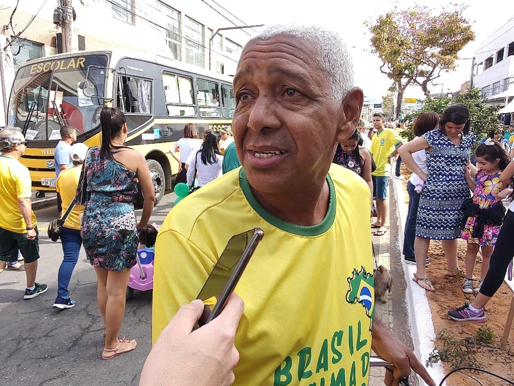 Rogério da Silva Gomes faz sempre questão de prestigiar o desfile em Fabriciano 