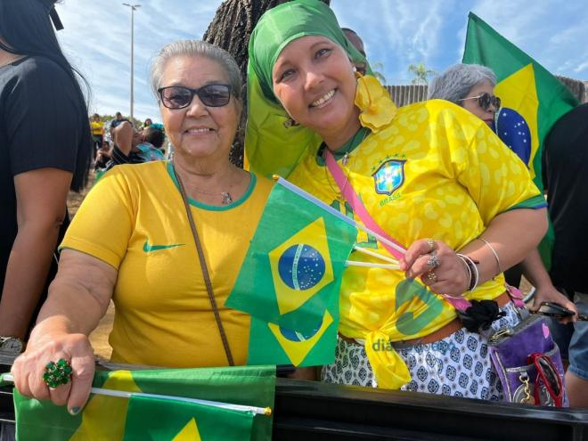 ''Hoje eu estou aqui para comemorar o Bicentenário da nossa pátria que é um orgulho muito grande para nós brasileiros'', disse Elaine acompanhada da mãe 