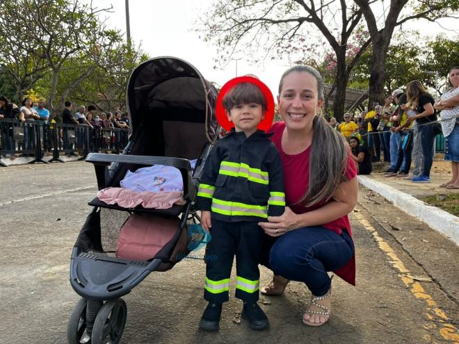 Eliene levou o filho de dois anos e a filhinha de um mês para prestigiar o desfile 