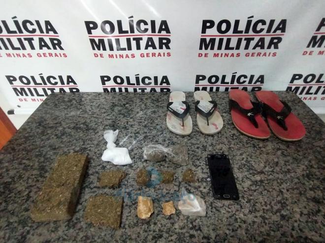Porções de drogas apreendidas durante as buscas à arma usada no atentado a tiros