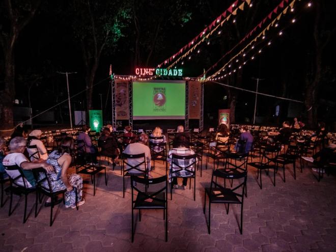 Mais um fim de semana de cinema na praça, em suas sessões