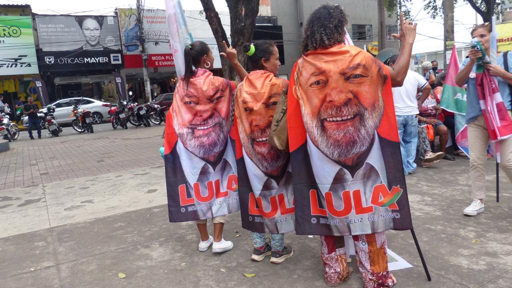 Apoiadores carregavam adereços com o rosto de Lula estampado