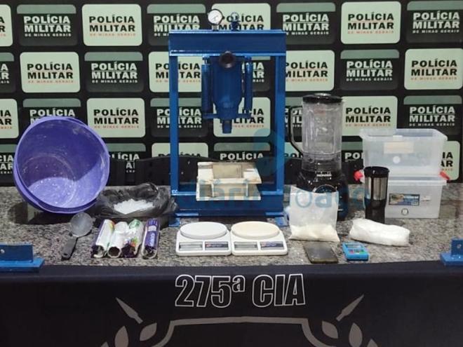 Os equipamentos utilizados para o refino da cocaína encontrados em uma casa no Melo Viana