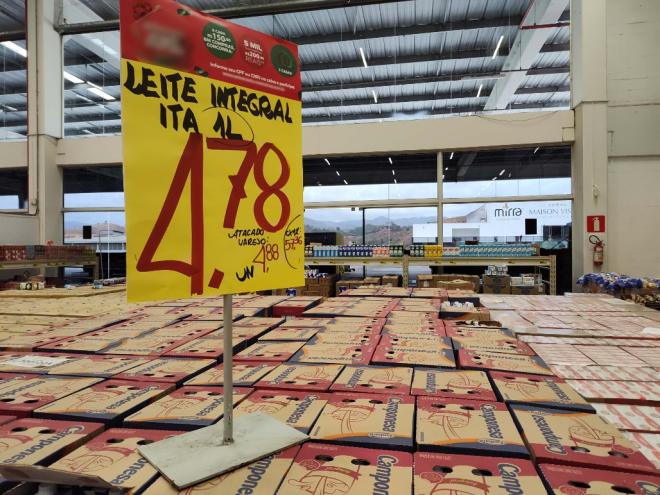 Agora está nesse patamar, mas no mês de julho preço do litro de leite podia se encontrado acima de R$ 9, mais caro até que o preço do litro da gasolina 