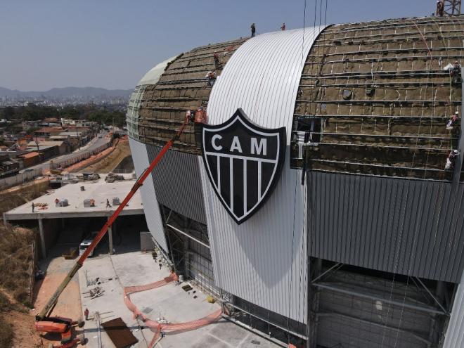  Serão quatro escudos espalhados pelas pontas da fachada da arena