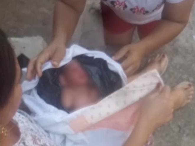 Moradoras do bairro Vila Formosa socorrem criança encontrada em caixa de papelão 