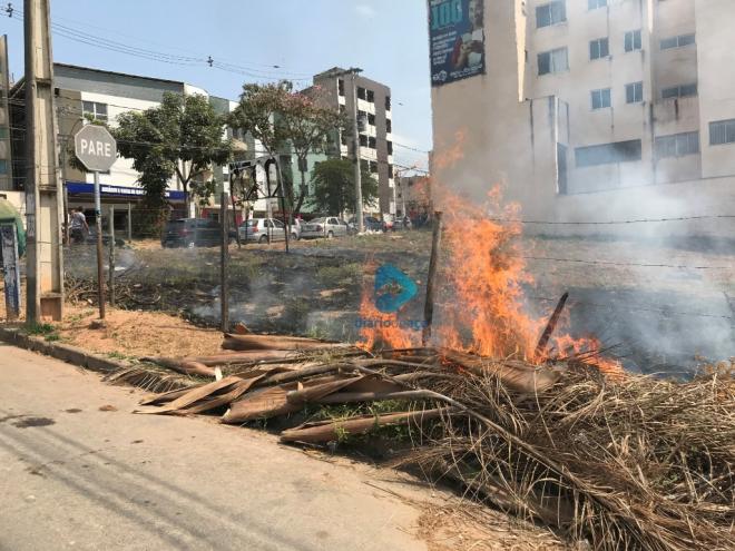Restos de árvore e folhas queimavam na tarde desta quinta-feira, no bairro Cidade Nova, em Santana do Paraíso 