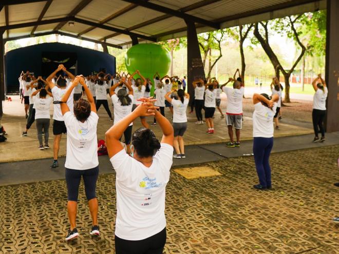 São ofertadas atividades gratuitas de ginástica, caminhada e corrida para todas as idades