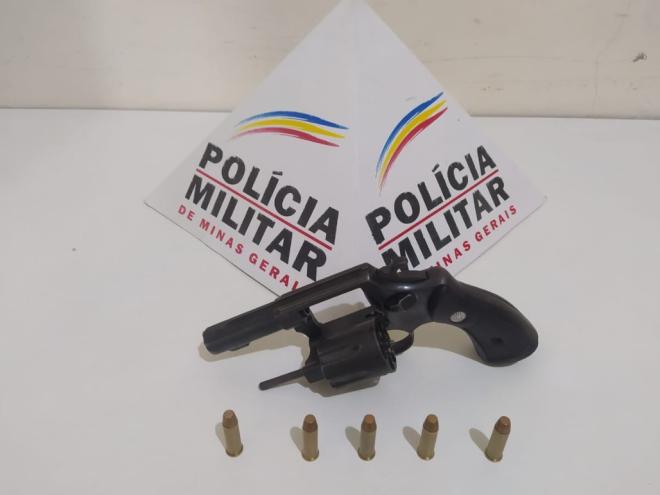 Arma de fogo e munição foram apreendidas por militares 