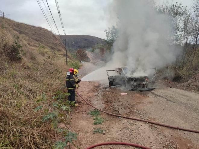 Motorista trafegava na estrada do Petrópolis, quando percebeu que havia chamas saindo do motor do Chevrolet Spin 