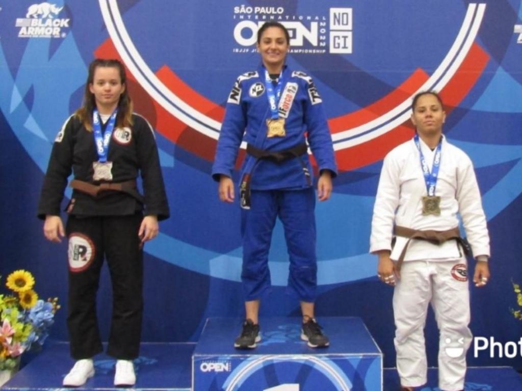 Geordania Moreira trouxe quatro medalhas da etapa do circuito mundial da IBJJF (International Brazilian Jiu-Jitsu Federation); na foto com acompanhada de Amanda Rodrigues (BR) e Larissa Pires (BR)
