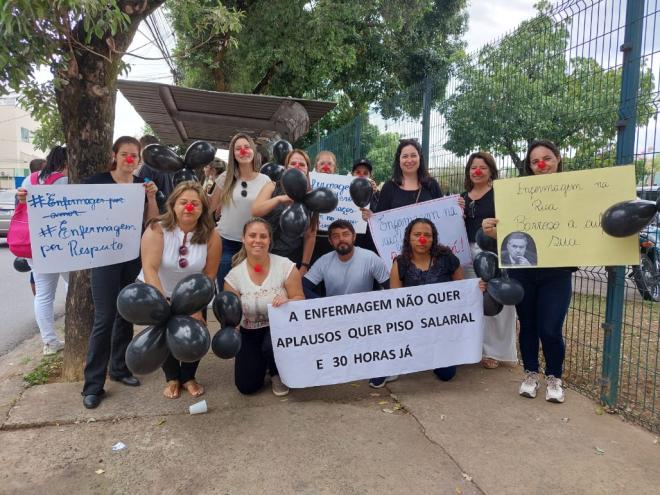 Trabalhadores da saúde realizaram ato nesta quarta-feira pelo pagamento do piso salarial da enfermagem