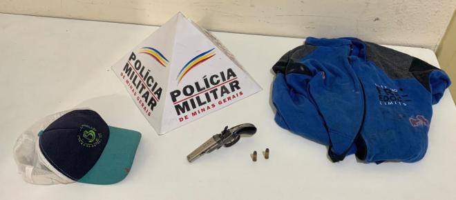 Na casa do suspeito policiais apreenderam a arma usada nos roubos e as roupas que o ladrão usou nos assaltos